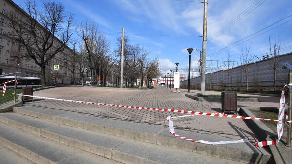 Сквер у станции Каланчевская, перегороженный в связи с введением режима самоизоляции в Москве