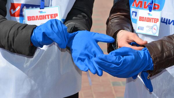 Волонтеры, оказывающие помощь лицам на самоизоляции из-за угрозы коронавируса в ЛНР