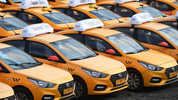 Стоянка автомобилей службы Яндекс.Такси