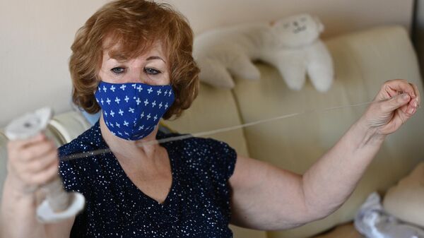 Женщина шьет дизайнерские маски в народном стиле в Ростове-на-Дону
