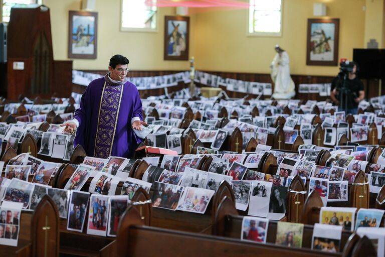 Священник ведет трансляцию в церкви в Куритибе, Бразилия