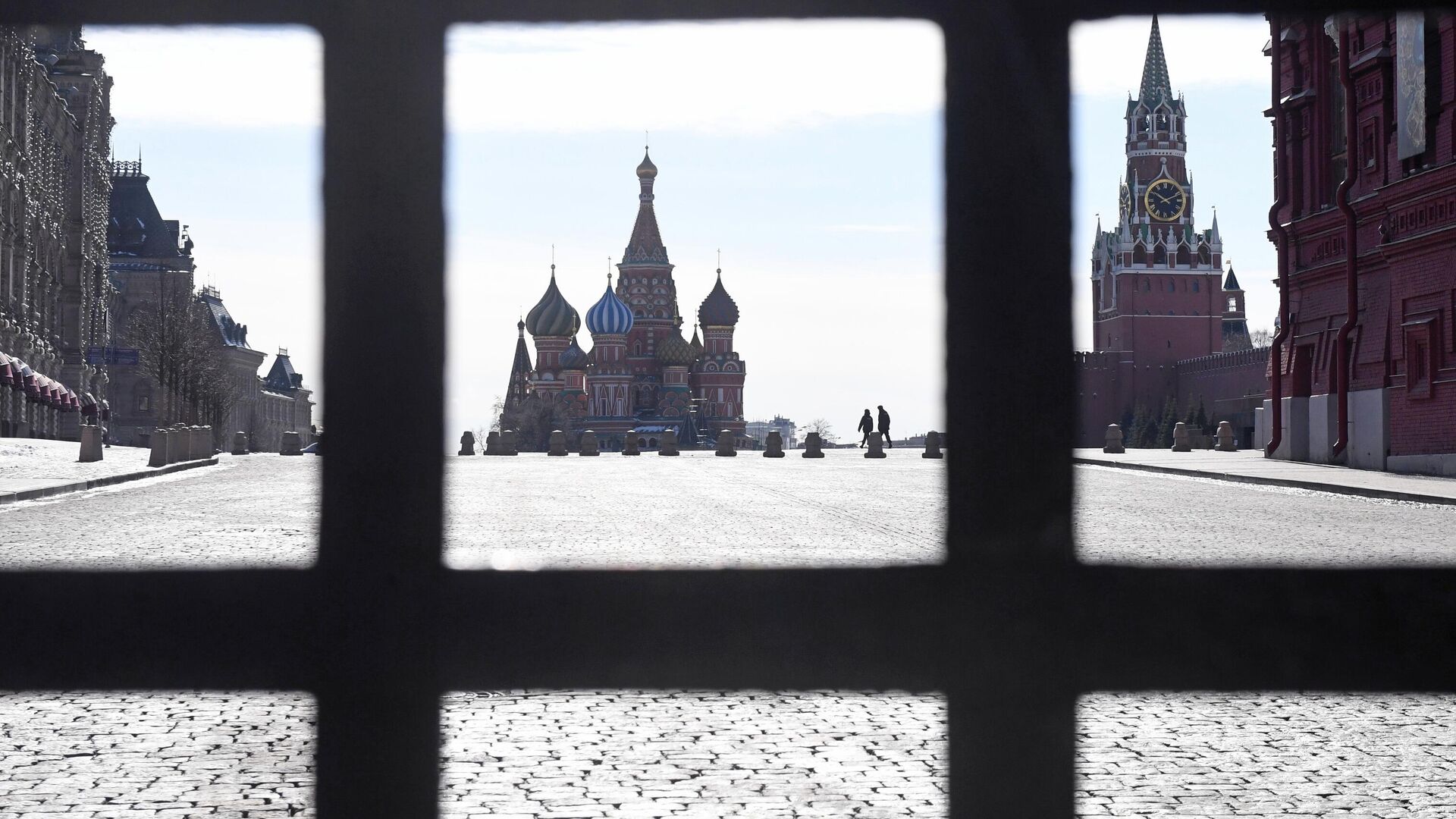 Закрытая решетка Воскресенских ворот - РИА Новости, 1920, 16.12.2020