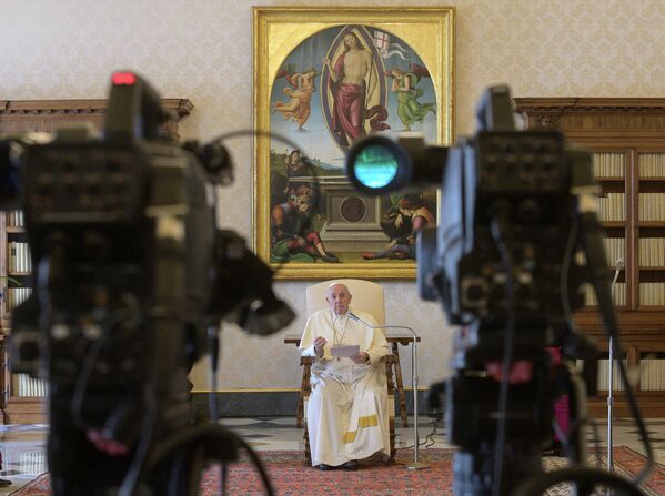 Папа римский Франциск ведет трансляцию в Ватикане