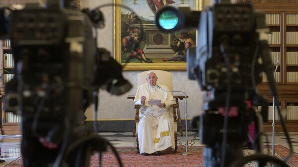 Папа римский Франциск ведет трансляцию в Ватикане