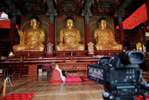 Монах проводит онлайн-трансляцию в храме Джогье в Сеуле, Южная Корея