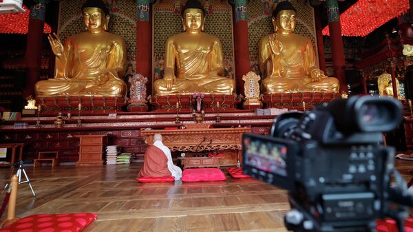 Монах проводит онлайн-трансляцию в храме Джогье в Сеуле, Южная Корея