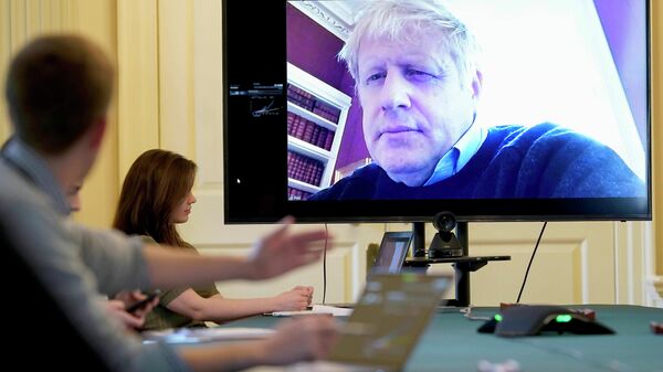 Премьер-министр Великобритании Борис Джонсон во время совещания по распространению COVID-19 в режиме видеоконференции
