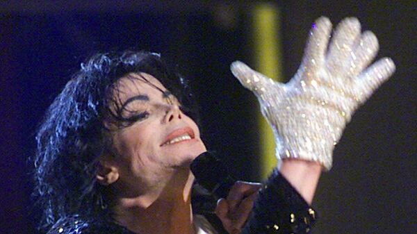 Майкл Джексон в своей знаменитой белой перчатке