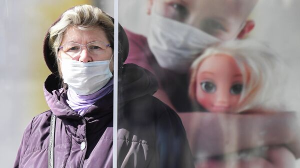 Женщина в медицинской маске на улице В Москве