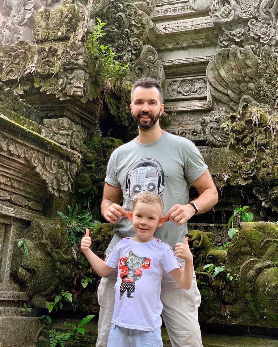 Денис Клявер с ребенком на Бали