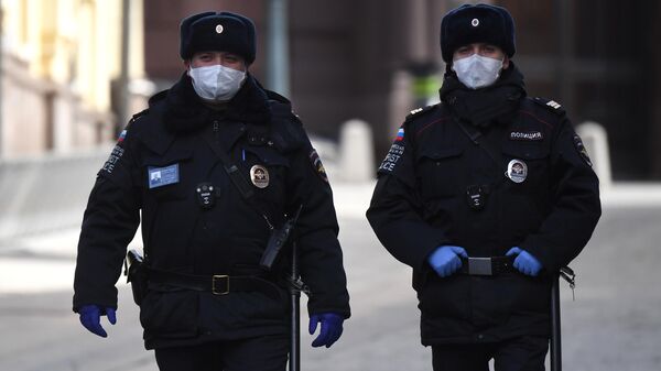 Полицейские в медицинских масках на улице Кузнецкий мост 