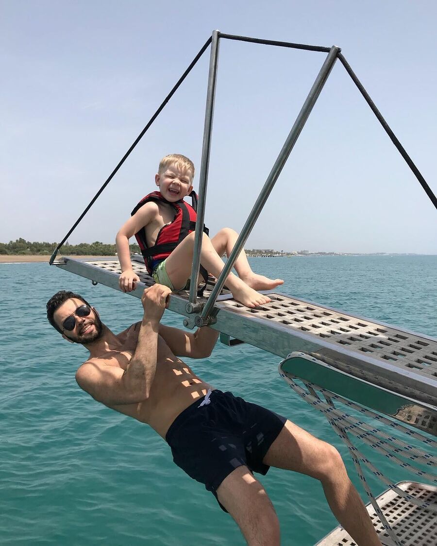 Денис Клявер с ребенком в Турции