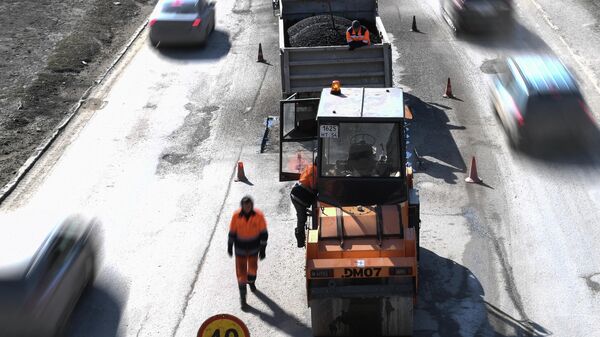 Рабочие проводят ремонт дорожного покрытия в Новосибирске