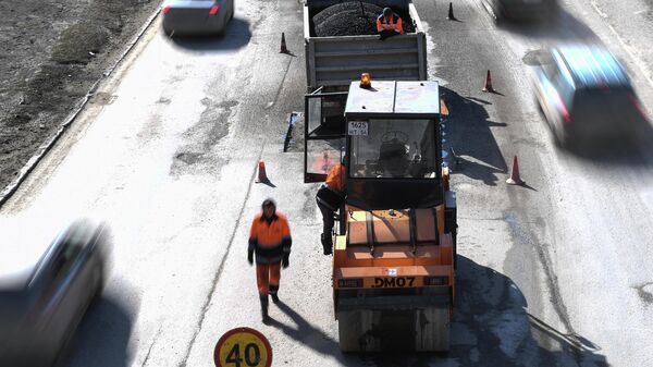 Рабочие проводят текущий весенний ремонт дорожного покрытия в Новосибирске 