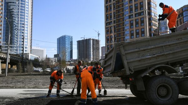 Рабочие проводят текущий весенний ремонт дорожного покрытия в Новосибирске 