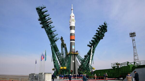 Установка ракеты-носителя Союз-2.1а с пилотируемым кораблем Союз МС-16 на космодроме Байконур
