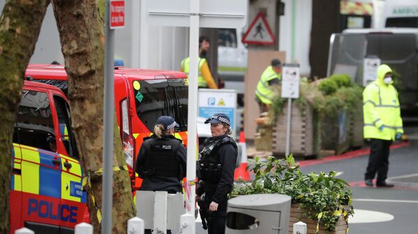 Сотрудники полиции дежурят возле больницы в Лондоне, где, предположительно, находится премьер-министр Великобритании Борис Джонсон