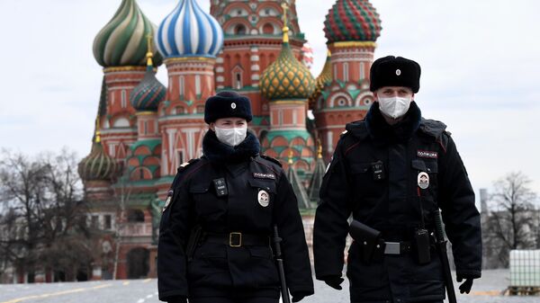 Сотрудники полиции в медицинских масках на Красной площади