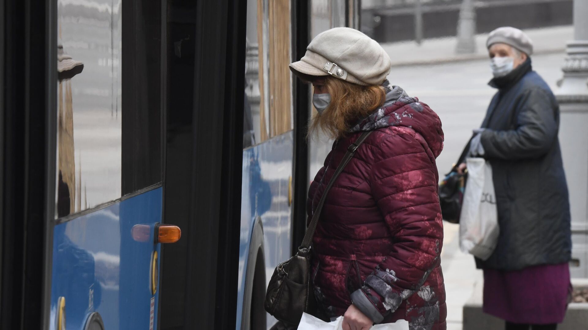 Женщины в медицинских масках у городского автобуса в Москве - РИА Новости, 1920, 24.09.2020