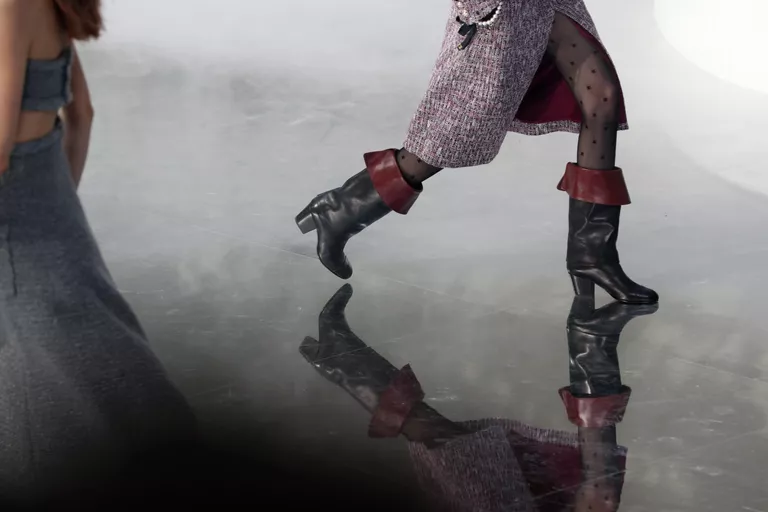Модель в обуви из коллекции Chanel осень/зима 2020-2021 на неделе женской моды в Париже Модель в обуви из коллекции Chanel осень/зима 2020-2021 на неделе женской моды в Париже