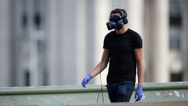 Мужчина в защитной маске в Лондоне