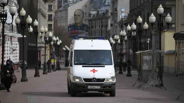 Автомобиль скорой помощи на улице Арбат в Москве
