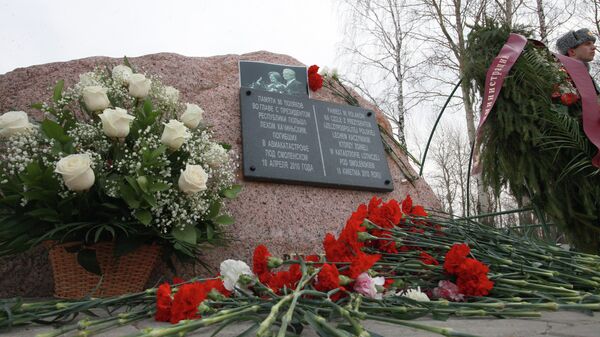 Цветы у памятного камня, установленного на месте крушения польского самолета Ту-154 10 апреля 2010 года