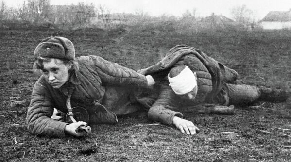Санинструктор Валя Грибкова эвакуирует раненого с поля боя