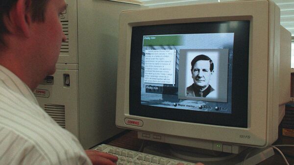 Фотография разведчика Кима Филби на экране монитора. 1996 год 