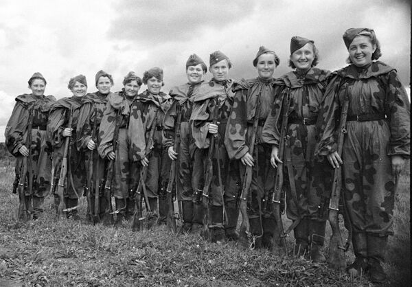 Группа девушек-снайперов, добровольцев Красной Армии. 2-ой Прибалтийский фронт