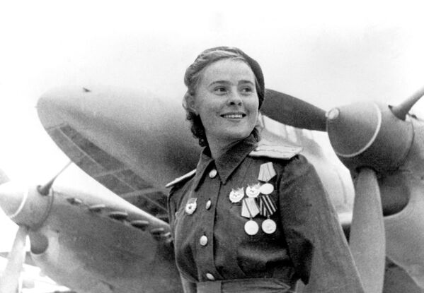 Герой Советского Союза заместитель командира эскадрильи 125-го гвардейского авиационного женского полка Мария Долина