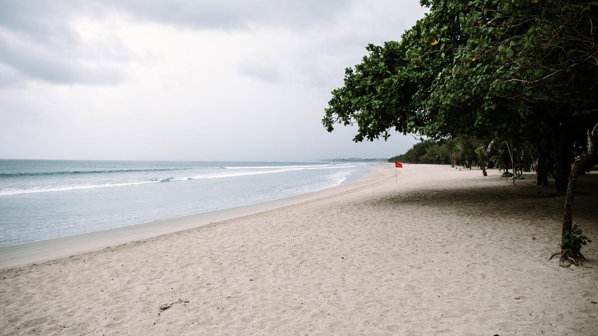 Пустой пляж в Куте на острове Бали в Индонезии - РИА Новости, 1920, 17.04.2022