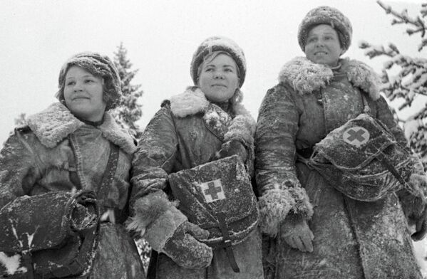 Девушки-санитарки во время Великой Отечественной войны