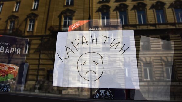 Листок с надписью карантин в витрине одного из закрытых кафе во Львове