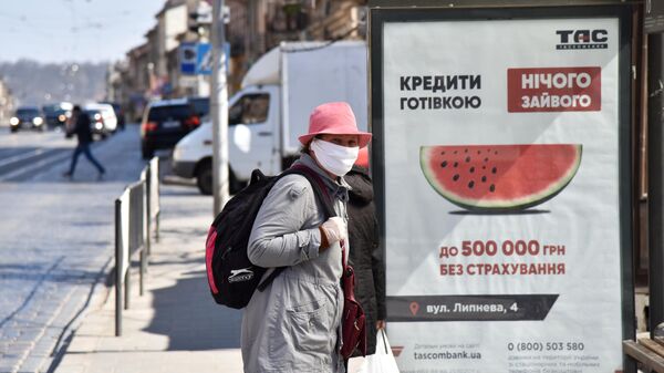 Женщина в защитной маске на одной из улиц во Львове