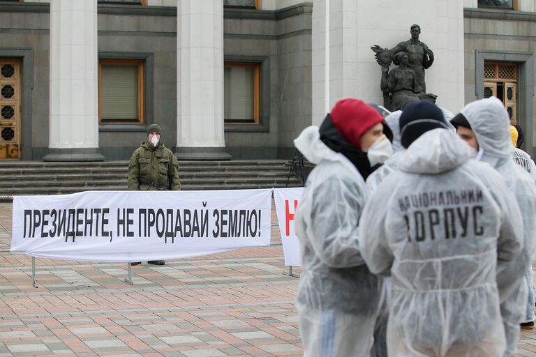 Участники акции протеста Раду на карантин выступают у здания Верховной рады Украины в Киеве