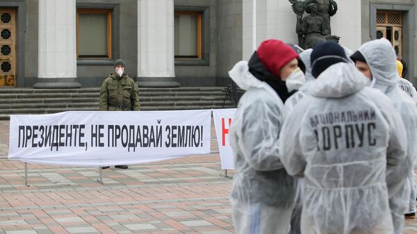 Участники акции протеста Раду на карантин выступают у здания Верховной рады Украины в Киеве