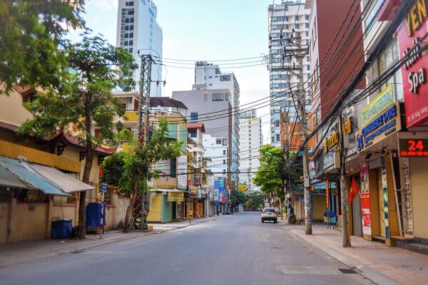 Пустая улица в курортном городе Нячанг во Вьетнаме