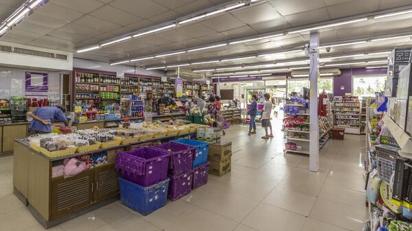 Покупатели в супермаркете на острове Пхукет в Таиланде