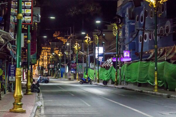 Пустая улица в курортном районе Патонга в Таиланде