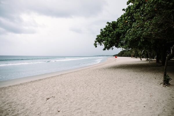 Пустой пляж в Куте на острове Бали в Индонезии
