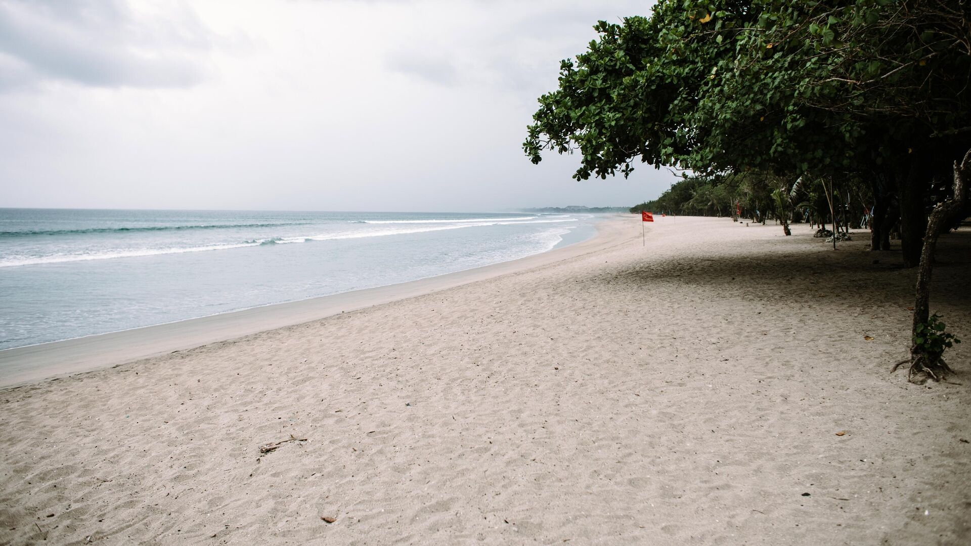 Пустой пляж в Куте на острове Бали в Индонезии - РИА Новости, 1920, 24.03.2023