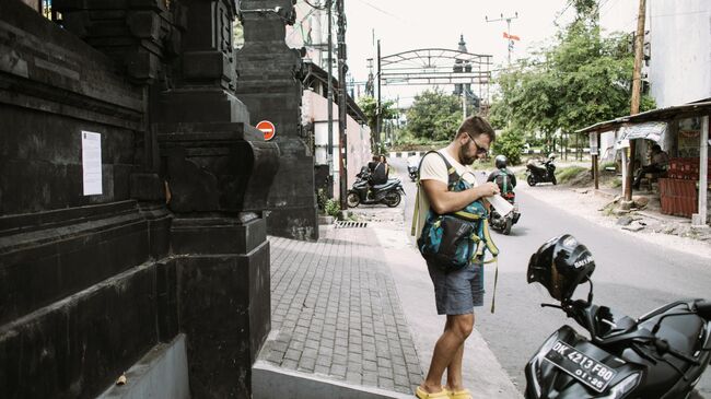 Турист на острове Бали в Индонезии