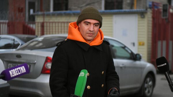  Житель Москвы Денис Воробьев  у Пресненского районного суда после рассмотрения административного протокола
