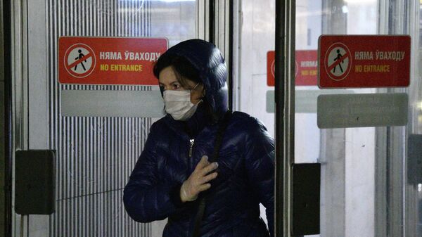 Жительница Минска входит на станцию метро
