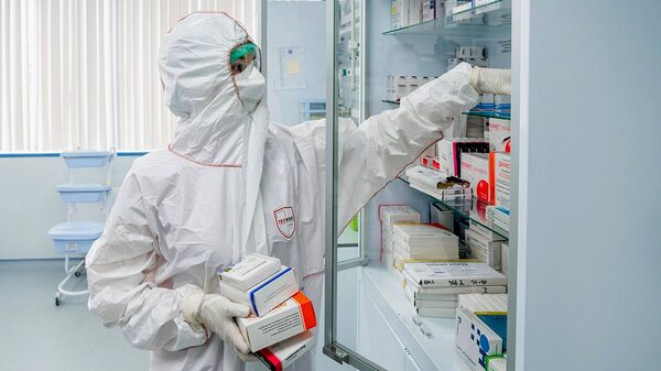Врач в палате перепрофилированного корпуса центра им М.И. Сеченова для лечения пациентов с коронавирусом