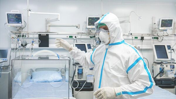 Врач в костюме биозащиты в палате перепрофилированного корпуса центра им М.И. Сеченова для лечения пациентов с коронавирусом
