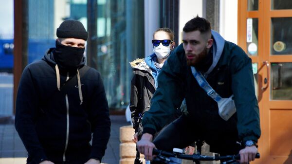Жители Минска едут на велосипедах по улице