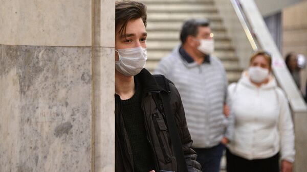 Пассажиры минского метро в защитных масках