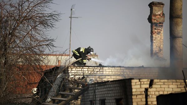 Сотрудник МЧС во время тушения пожара в Тракторозаводском районе Волгограда